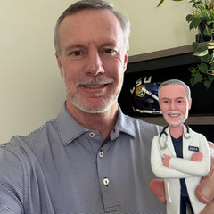 Vollständig anpassbare 1-Personen-Bobblehead mit eingraviertem Text