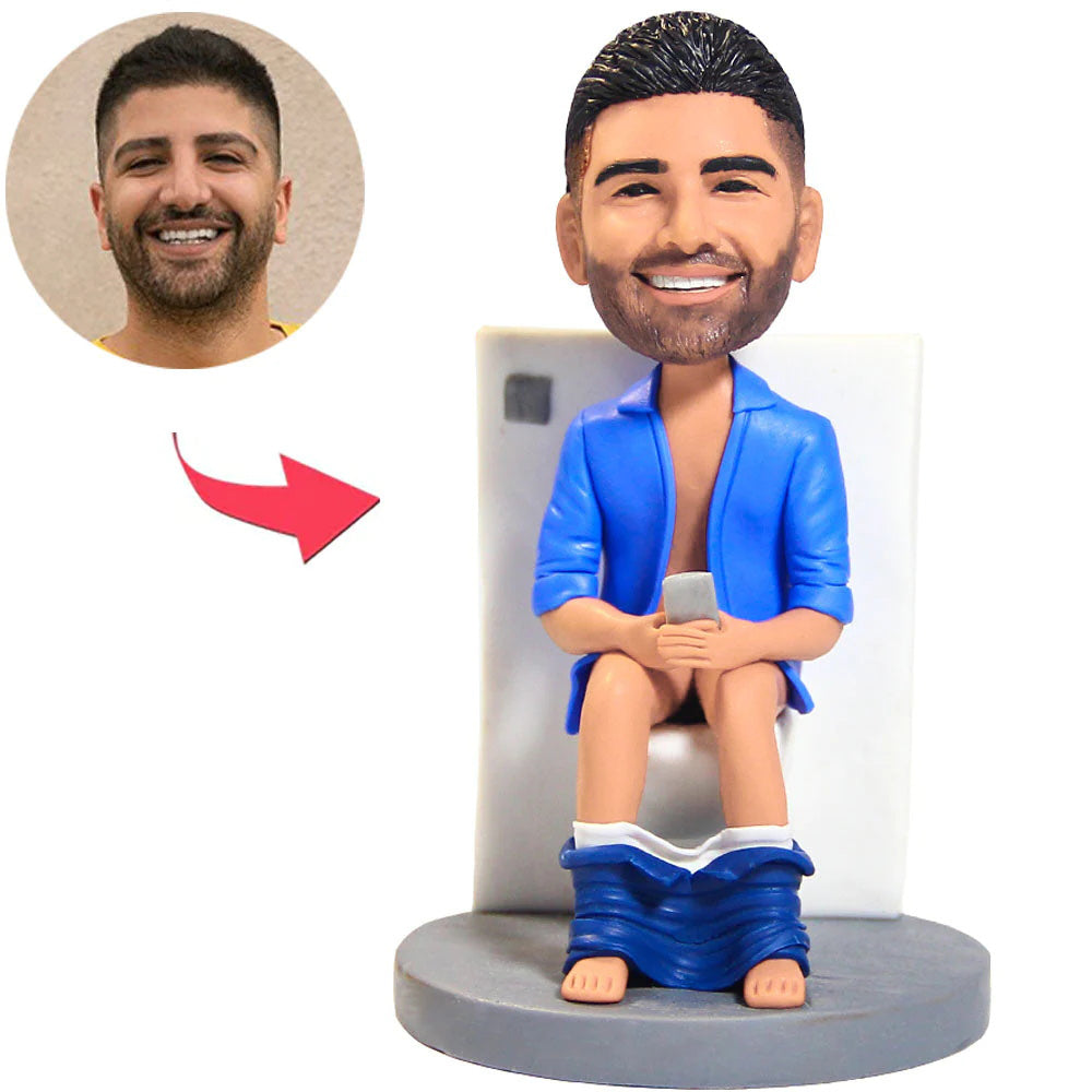 Der Mann auf der Toilette, der Telefon spielt kundenspezifische Bobbleheads mit eingraviertem Text