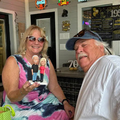 Vollständig anpassbare benutzerdefinierte Bobbleheads für 2 Personen mit graviertem Text