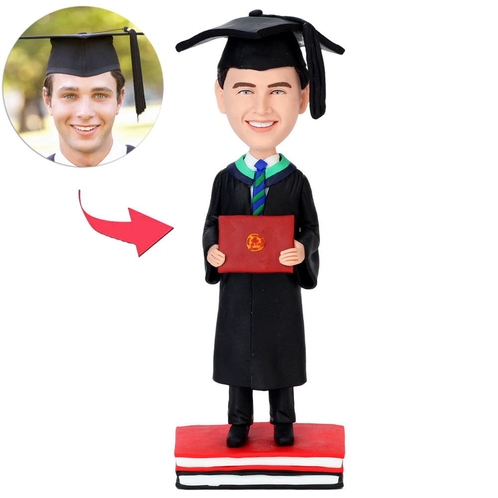 Glücklicher Absolvent Junge Steht Auf Büchern Und Hält Diplom Benutzerdefinierte Wackelköpfe