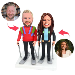 glückliches Paar auf Skiern Kundenspezifische Bobbleheads addieren Text