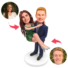 Mann umarmt Frau Kundenspezifische Bobbleheads mit eingraviertem Text