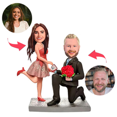 Paar macht einen Heiratsantrag Kundenspezifische Bobbleheads mit eingraviertem Text