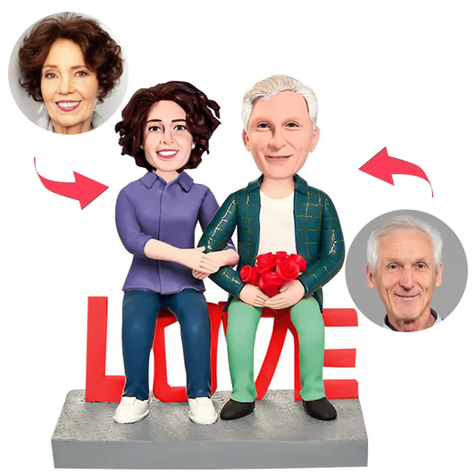 Paar sitzt auf LIEBE Kundenspezifische Bobbleheads mit eingraviertem Text