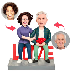 Paar sitzt auf LIEBE Kundenspezifische Bobbleheads mit eingraviertem Text