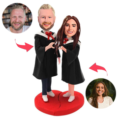 Paar in Abschlussuniform Kundenspezifische Bobbleheads mit eingraviertem Text