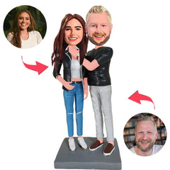 Lässig gekleidetes Paar Kundenspezifische Bobblehead mit eingraviertem Text