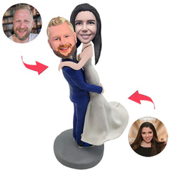 Ehemann umarmt Ehefrau Paar Kundenspezifische Bobbleheads mit graviertem Text