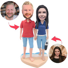 Paare, die auf den Strand-kundenspezifischen Bobbleheads stehen, addieren Text