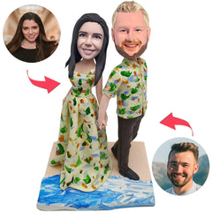 Das kundenspezifische Bobbleheads-glückliche Paar, das den Strand bereitsteht, addieren Text