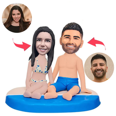 Paar sitzt am Strand Kundenspezifische Bobbleheads mit eingraviertem Text