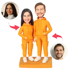 Paar in orangefarbenen Sweatshirts Kundenspezifische Bobbleheads