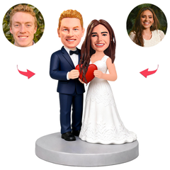 Frischvermählte halten ein Herz Benutzerdefinierte Bobbleheads