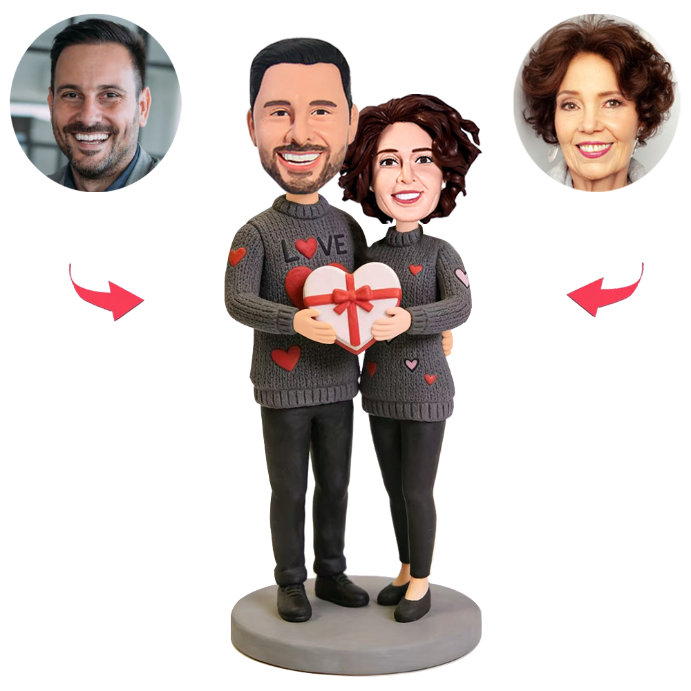 Ein Paar in Strickpullovern hält herzförmige Geschenke Benutzerdefinierte Bobbleheads