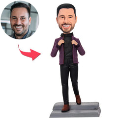 Modemann steht auf Stufen Kundenspezifische Bobbleheads fügen Text hinzu