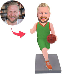 Basketballspieler im grünen Anzug Kundenspezifische Bobbleheads mit graviertem Text