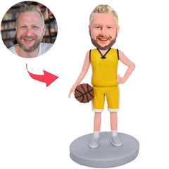 Basketballspieler im gelben Anzug Kundenspezifische Bobbleheads mit graviertem Text