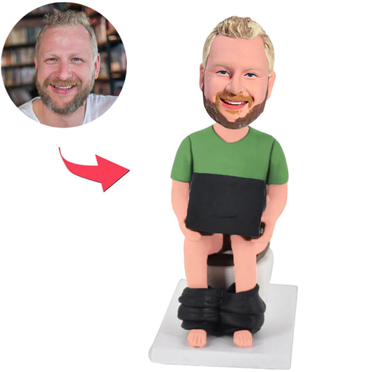 Mann sitzt auf der Toilette und spielt Computer Kundenspezifische Bobbleheads mit eingraviertem Text
