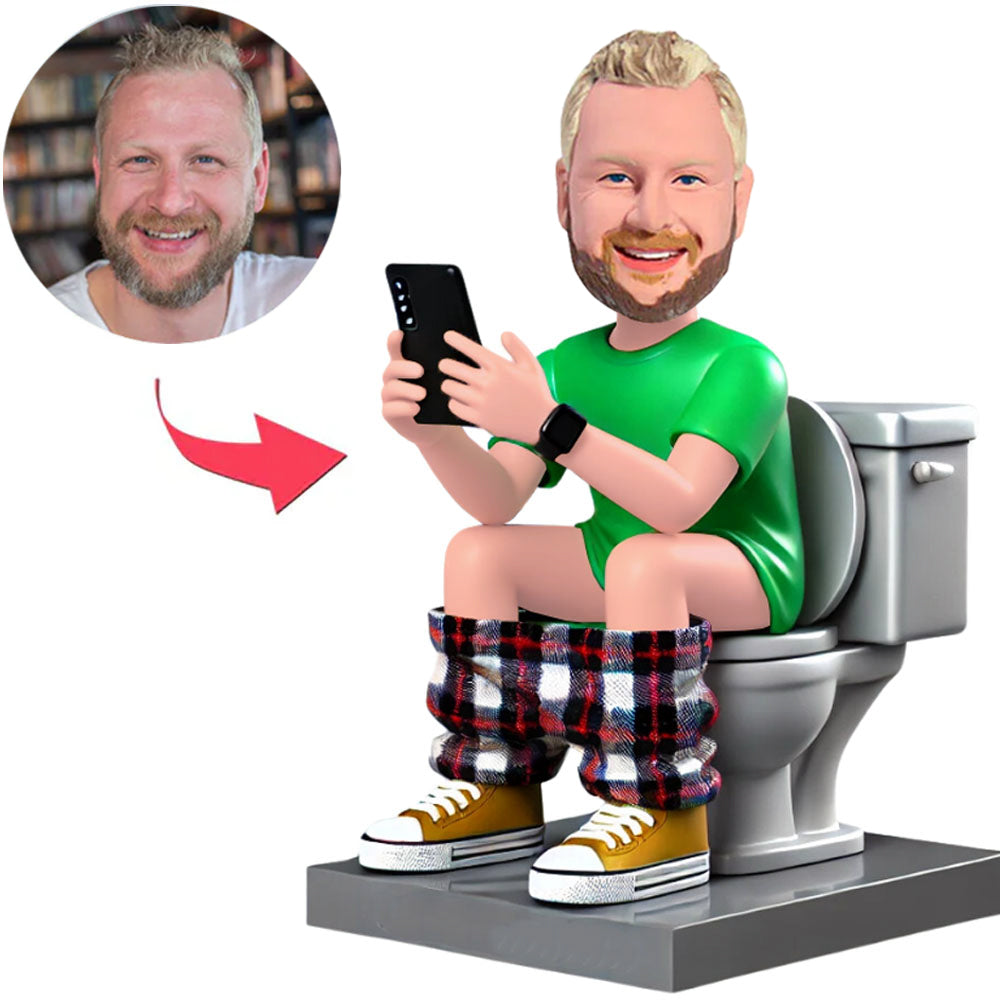 Mann in grünem Hemd auf der Toilette Benutzerdefinierte Bobbleheads