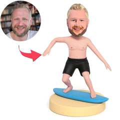 Mann in schwarzen Shorts beim Surfen Benutzerdefinierte Bobbleheads
