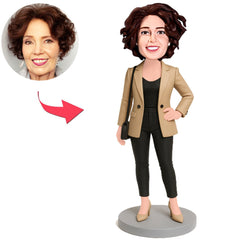 Stilvolle Frau in Khaki Trenchcoat Benutzerdefinierte Bobbleheads