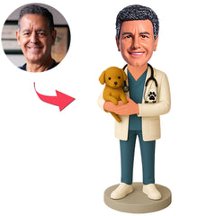 Tierarzt hält einen Hund Benutzerdefinierte Bobbleheads
