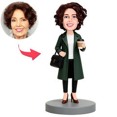 Alte Frau im grünen Trenchcoat Benutzerdefinierte Bobbleheads