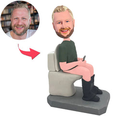Mann sitzt auf Toilette Benutzerdefinierte Bobbleheads mit eingraviertem Text
