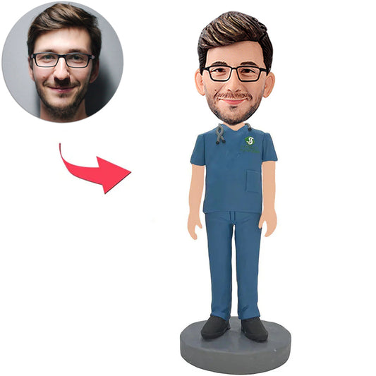 Männlicher Arzt im Operationssaal Kundenspezifische Bobbleheads mit graviertem Text
