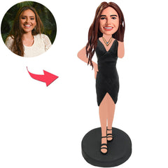 Frau im schwarzen Kleid mit Halskette benutzerdefinierte Bobbleheads