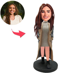 Frau im Trenchcoat Benutzerdefinierte Bobbleheads mit eingraviertem Text