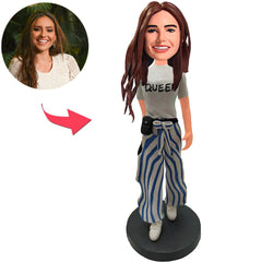 Stilvolle Frau in gestreiften Hosen Kundenspezifische Bobbleheads mit graviertem Text