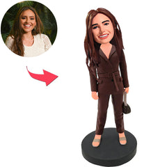 Modefrau im braunen Anzug Kundenspezifische Bobbleheads mit graviertem Text