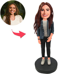 Stilvolles Mädchen im grauen Mantel Kundenspezifische Bobbleheads mit graviertem Text