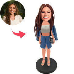 Mode-Mädchen im blauen Mantel Kundenspezifische Bobbleheads mit graviertem Text