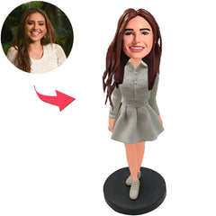 Mode-Mädchen im grauen Kleid Kundenspezifische Bobbleheads mit graviertem Text
