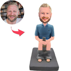 Humorvoller Mann, der auf der Toilette sitzt kundenspezifische Bobbleheads mit eingraviertem Text