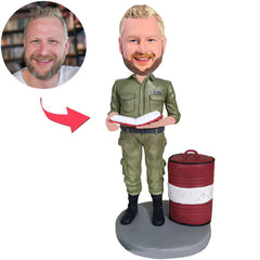 Soldat steht neben Ölfass Kundenspezifische Bobbleheads mit eingraviertem Text