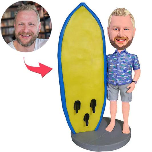 Mann steht neben Surfbrett Kundenspezifische Bobbleheads mit eingraviertem Text