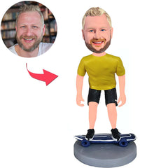 Mann, der Skateboard-Schuhe spielt Kundenspezifische Bobbleheads mit graviertem Text