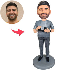 Mann, der Kamera hält Kundenspezifische Bobbleheads mit graviertem Text
