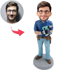 Wartungsarbeiter der eine elektrische Bohrmaschine hält Kundenspezifische Bobbleheads fügen Text hinzu