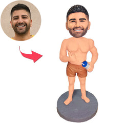 Starker Mann, der Milch-Tee-kundenspezifische Bobbleheads hält, addieren Text