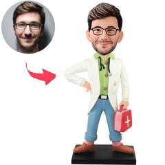 Männlicher Doktor, der Medizin-Kabinett-kundenspezifische Bobbleheads hält, addieren Text