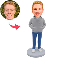 Zufälliger Mann in einem Hoodie kundenspezifische Bobbleheads addieren Text