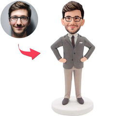 Geschäftsmann mit den Händen auf der Taille Kundenspezifische Bobbleheads fügen Text hinzu