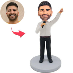 Mann, der Laptop-kundenspezifische Bobbleheads hält, addieren Text