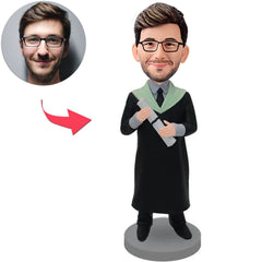 Graduierungsjunge in Junggesellenuniform mit Buch Kundenspezifische Bobbleheads Text hinzufügen