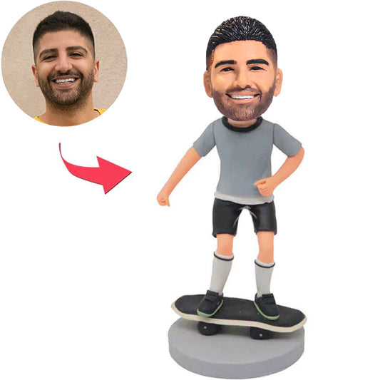 Junge, der Skateboard-kundenspezifische Bobbleheads spielt, addieren Text