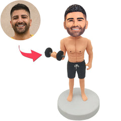 Kundenspezifischer Bobbleheads-Mann, der mit Hanteln trainiert, fügen Text hinzu